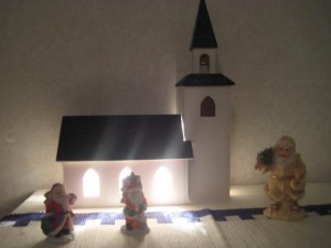 kyrka-lyser-pa-bordet