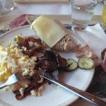 Röra och bacon till frukost på Birka