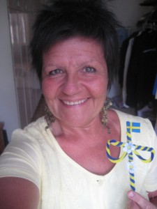 Susanne är glad på Midsommarafton 2010