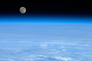 Månden över jorden Bild från rymden via ISS