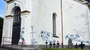Klotter på kyrka på Orust