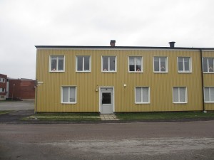 048