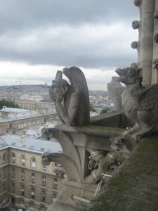 Två gargoyles i Notre Dame 26 juni 2012