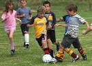 Barn sparkar fotboll
