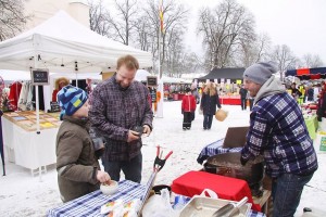 Tomas Bolander med son på förra årets vintermarknad i Arboga Foto BblAT
