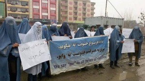 Afghanska män demonstrerar mot kvinnoförtryck