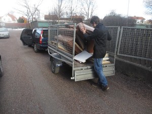 Jakob slänger gamla soffan på släpkärran 4 mars 2015