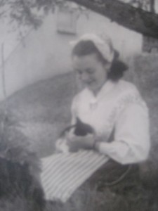 Copy of Hjördis som ung med katt i knäet