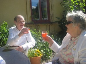 Göte och Hjördis skålar på Midsommarafton 2010