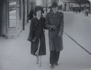 Ett blvande äkta par mamma och pappa 1950tal