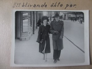 Ett blvande äkta par mamma och pappa 1950tal