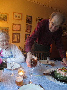 Göte häller upp Linie Aqvavit på Fars Dag 2012