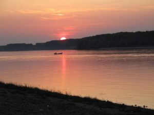 liten-bat-pa-vag-mot-land